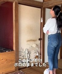 「良いなあ、やりたい」築50年別荘の〈ボロボロのドア〉→たった300円で〈おしゃれな木目調〉に大変身！反響続々