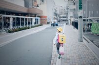 「学童」から一人で帰るのは当たり前？ 暗い道を行く小さな背中につのる不安