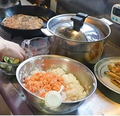 8人大家族のママが子どものため作る彩りきれいな【焼鮭の酢飯弁当】美味しそうな匂いがただようキッチンで作る「愛情弁当」が素敵