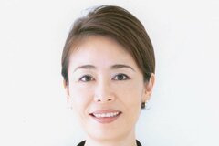 67歳 安藤優子「UNIQLO」シャツで上品デニムコーデ「HERMESかと」「涼しげでカジュアル」と反響。色違いで購入したお気に入りアイテム。