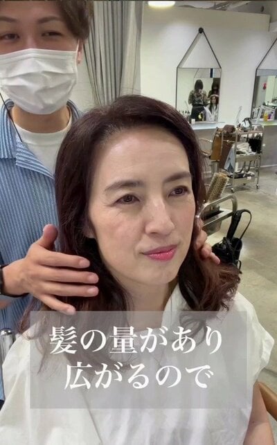 胸の下まで届く長さで、毛量が多く毛先が広がっていた来店時の様子
