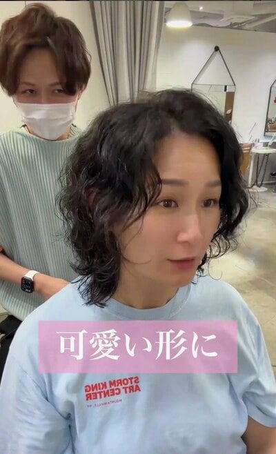 レイヤーとくびれで、まとまりやすく整えられたコンパクトショート