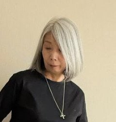 服に迷う季節の変わり目に。60代マダムの王道モノトーンコーデ。白と黒の着こなしと仕上がりに「お手本にします」「かっこいいですね」の声