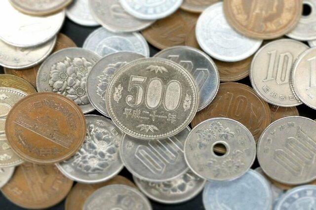 「おつりで変な500円玉貰ったんだけど…」珍しい硬貨に強烈な違和感→まさかの正体に「レアなやつ」