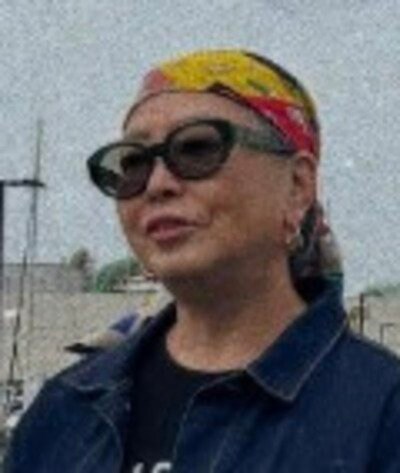 【67歳マダム】”スカーフの海賊巻き”を取り入れた〈大人カジュアルコーデ〉がおしゃれ！「かっこいい！」「素敵！」の声