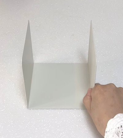 【100均活用】「便利すぎる！！」ごちゃつきがちな家中の小物...→セリアの〈ブックエンド〉でスッキリおしゃれに整える！「万能！」と話題