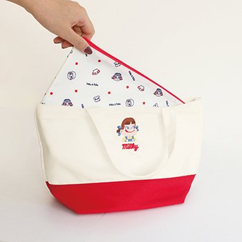 ペコちゃんのデザインがあしらわれた、かわいいランチバッグ