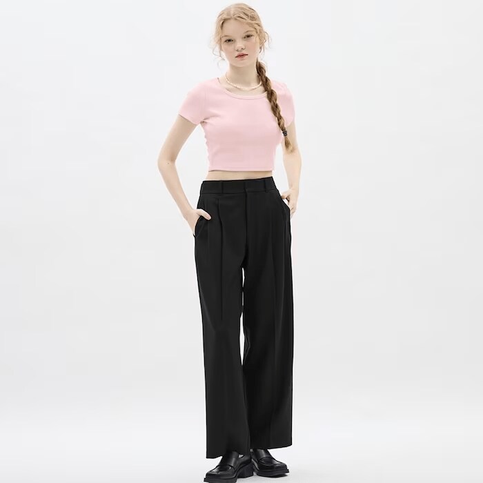 腰高かつ脚長効果が期待できる「タックワイドパンツ」