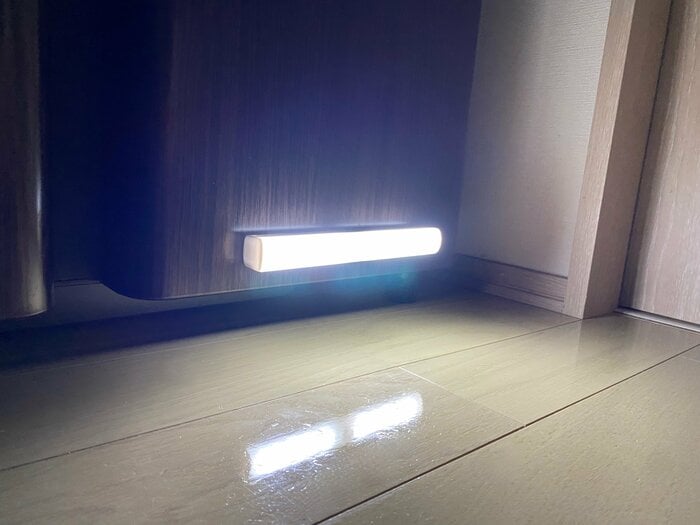 同じくセンサー点灯モードで先ほどの冷蔵庫に設置