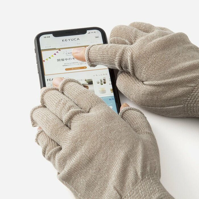 指先がオープンタイプなので、スマートフォンを使うときなどにも便利