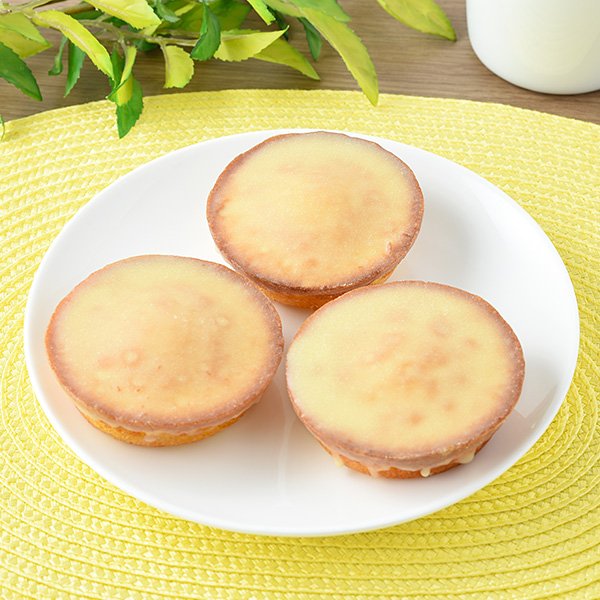 ファミリーマートの新商品：しっとりレモンケーキ3個入