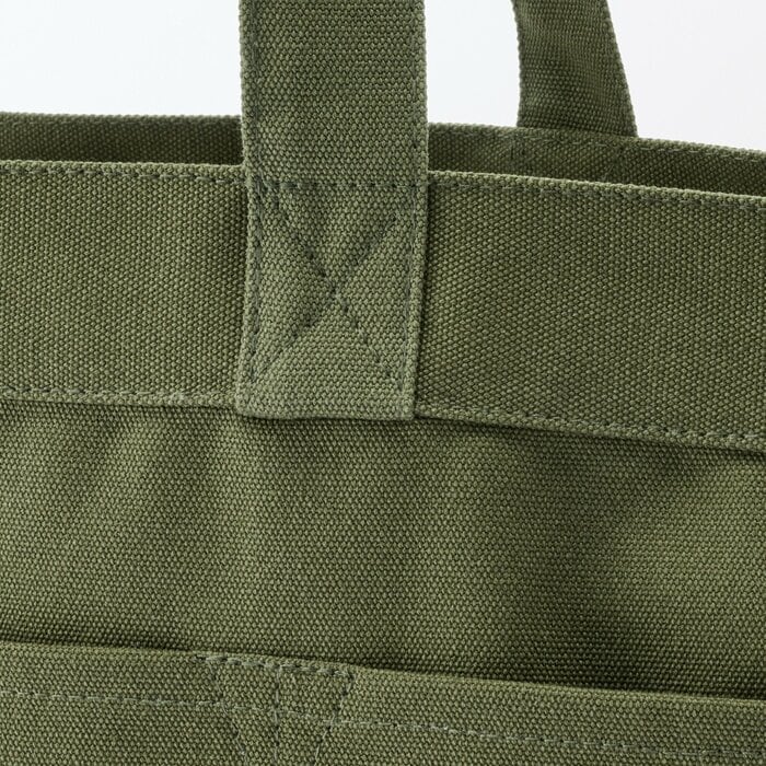 バッグの外側には便利なポケットが付いています