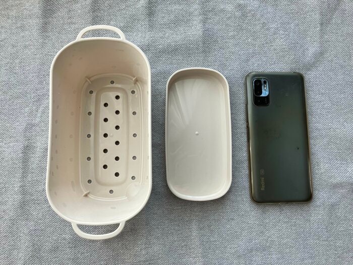 スマホよりひと回り大きいくらいのコンパクトサイズ