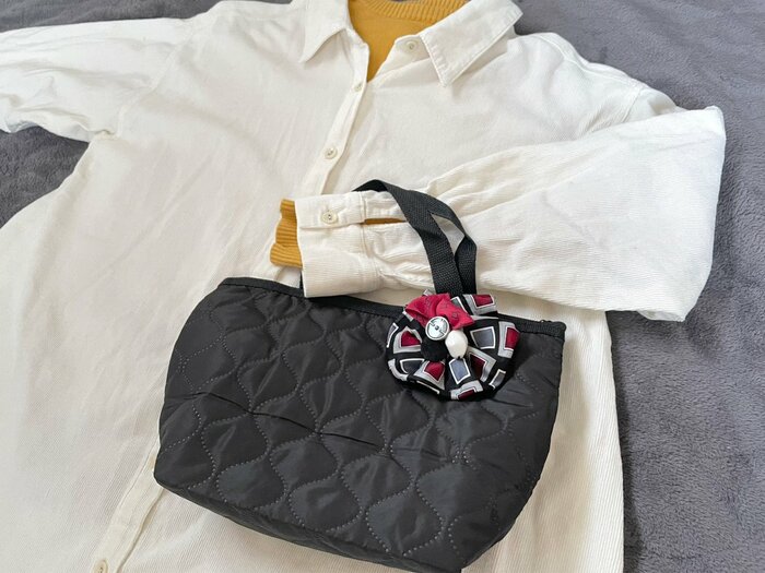 シンプルなブラックで、どんなカラーの服にも合わせやすい