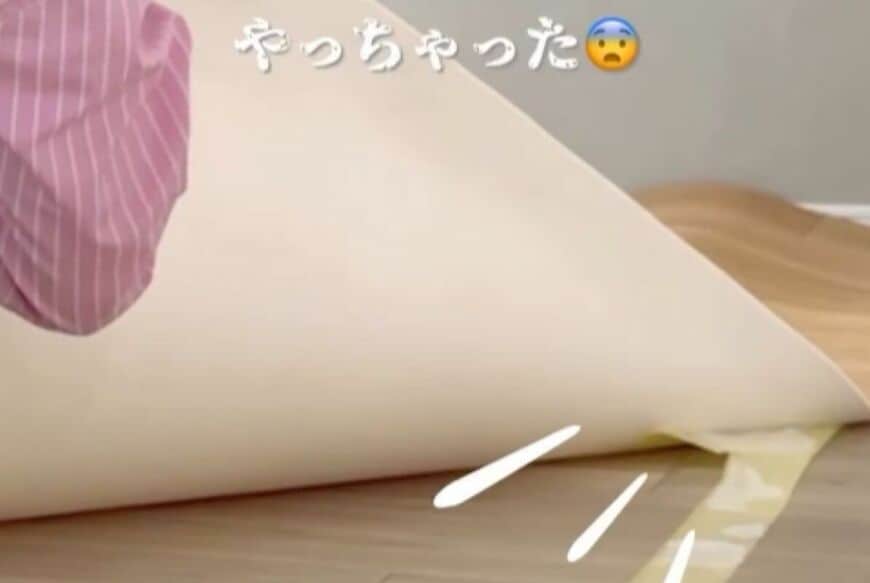 【床DIY】4年ごしのモヤモヤ…1児ママが暗かったリビングの床を貼り替え→変貌した明るい床に「一気に印象が変わりますね」と絶賛の声