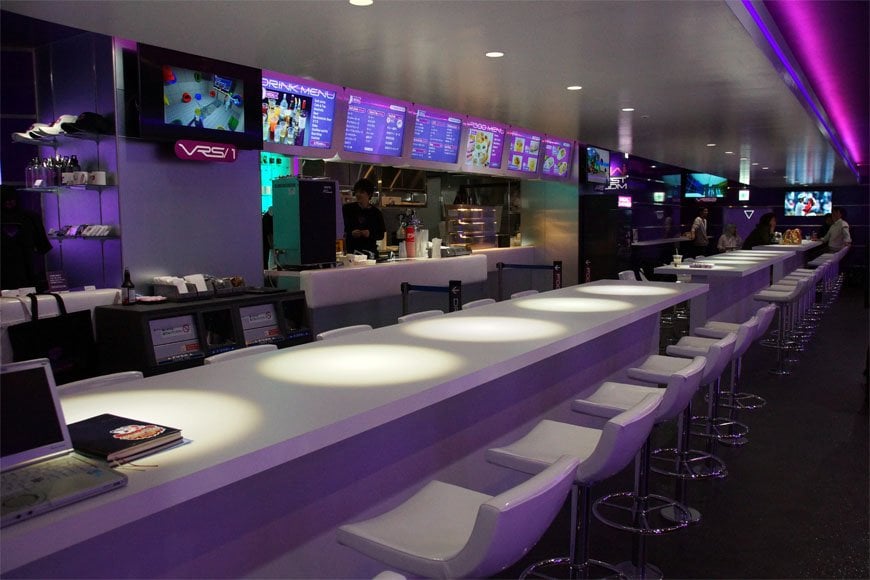 どこか未来チックなホワイトとパープルのインテリア（著者撮影。以下、特記のないものは同様）