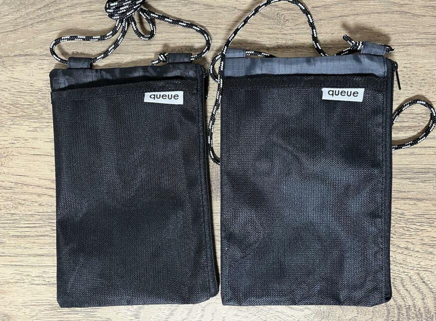 筆者撮影（セリア、サコッシュ 縦型チェック約12.5×19cm）