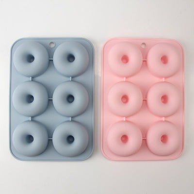 シリコンのやわらか素材で、お手入れもらくらく♪／出所：ダイソー公式 シリコーンケーキ型（プチ、ドーナツ）