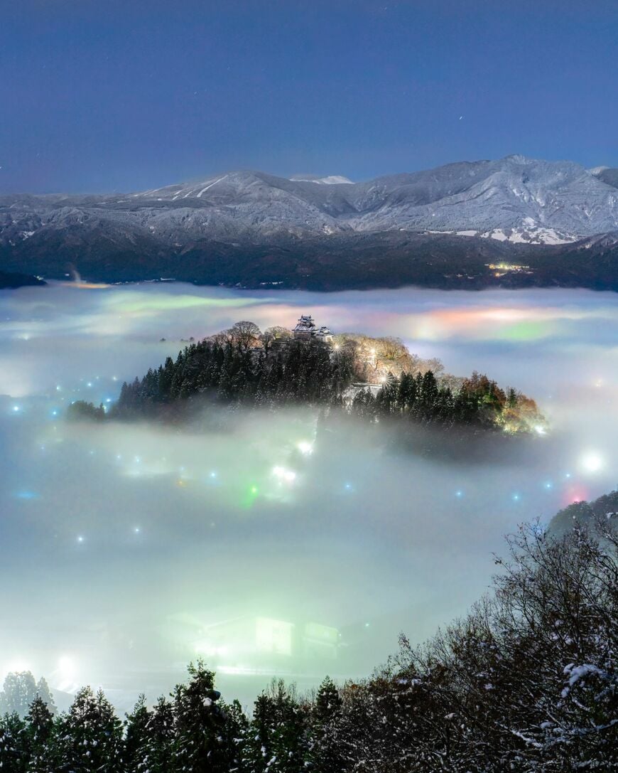 【3つの県の雲海】夜の景色が「虹色」に染まる絶景の数々　街明かりが重なった幻想的な光景に「これぞ、桃源郷」