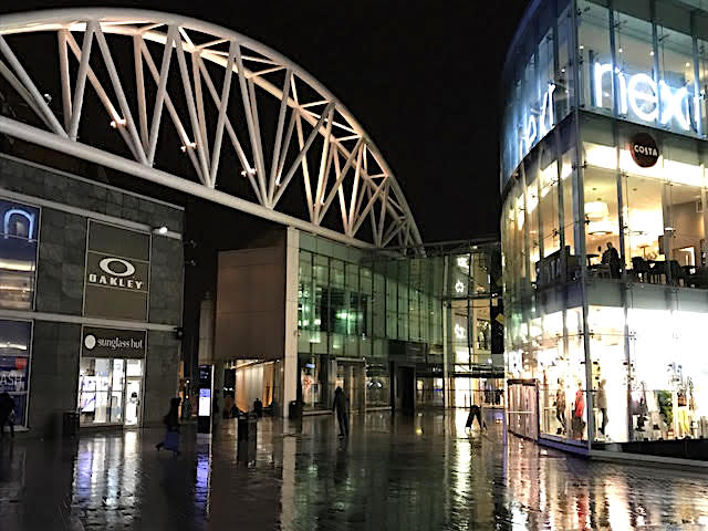 バーミンガムでもオフィス建設が本格化しつつある（写真は駅前再開発の成功例として知られるブルリングショッピングセンター）