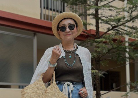 【64歳マダム】UNIQLO「ホルターネックブラタンクトップ」で晩夏の上品コーデ！“シアーシャツ”をさらりと羽織ったおしゃれな着こなし