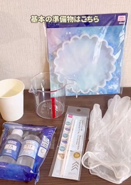 【100均DIY】可愛すぎる！ダイソーの透明レジン×金色箔で作る「インテリアプレート」が話題