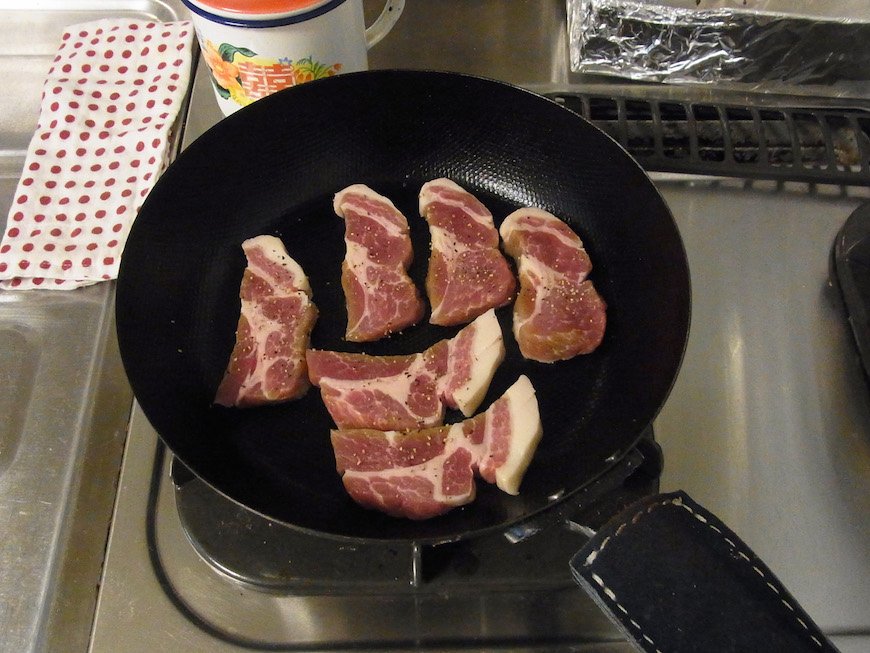3〜5mmの厚さに切った塩豚を油をひかないフライパンに並べて胡椒をひく。
