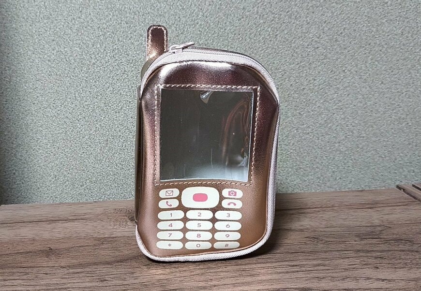 筆者撮影（キャンドゥ、ガラケー風 ぬいぐるみポーチ）