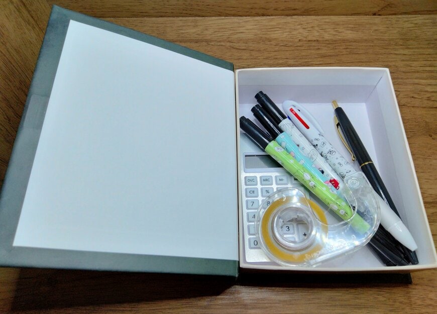 筆者撮影（セリア、ブック型ボックス M 魔法書）