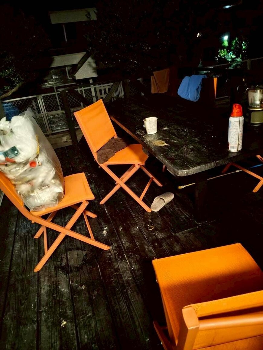 汚れたまま放置されたテーブル