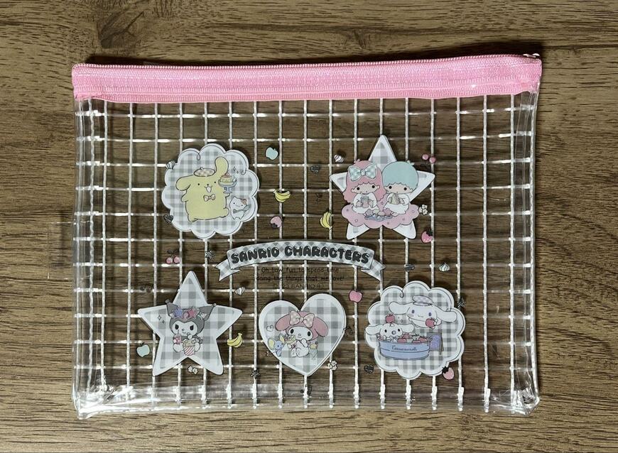 ダイソー、PVCメッシュケース B6 サンリオキャラクターズ ギンガム 画像