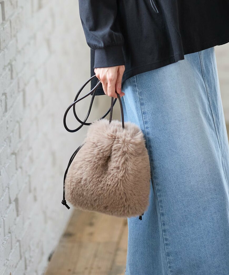 もこもことしたフェイクファー素材のバッグ