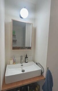 【古民家簡単DIY】洗面台をわずか2時間でモダン空間に大変身！「ほんまのタイルのシールって初めて見たわぁ〜」と話題