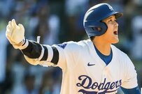 大谷翔平 偉業の軌跡を美麗カットで振り返る！デコピンとの笑顔も　地元紙「L.A. TIMES」公式本