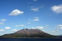 「これはエグい」「石像？」　桜島の火山灰の被害に遭った自動車に思わず目を疑う