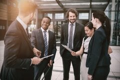 【適用事業所】法人は従業員がいなくても対象になる。個人事業所は「常時5人以上」でも、業種によっては外れる