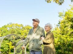 【年金生活者支援給付金】10月15日に夫婦で「2万2480円」もらえる人も。9月に請求書を出した人はいつ入る？