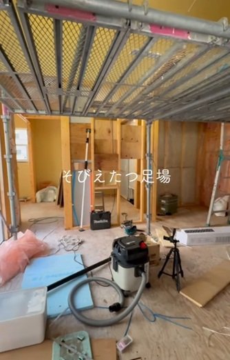 変身前の足場のある床