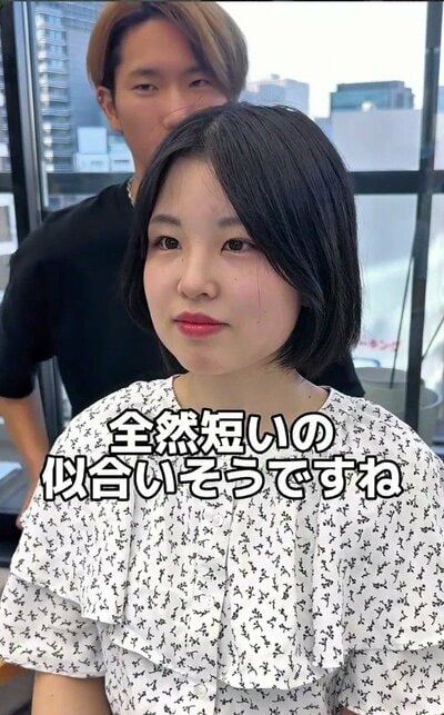 あご下の長さで、前髪を流した、黒髪ボブの女性の来店時の様子（ビフォー）