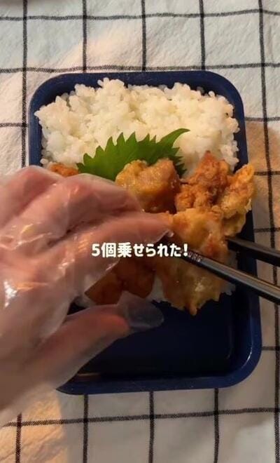 ご飯の上に並べられていく唐揚げ