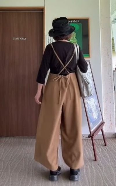 後ろ姿が印象的なオールインワンのスタイル