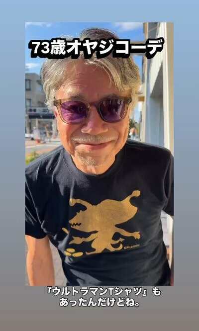 黒地にゴールドのキャラクターTシャツ