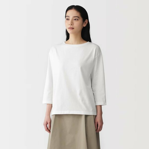 人気の集まる「婦人 天竺編みボートネック七分袖Tシャツ」（990円）