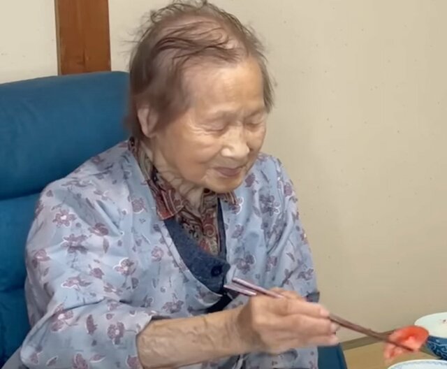 【94歳長寿飯】おばあちゃんが作る“アジフライの夕飯”に反響！テキパキとした見事な調理の手際に釘付け「揚げたておいしそう！」