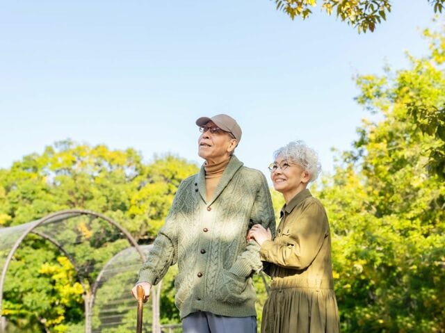 【年金生活者支援給付金】10月15日に夫婦で「2万2480円」もらえる人も。9月に請求書を出した人はいつ入る？