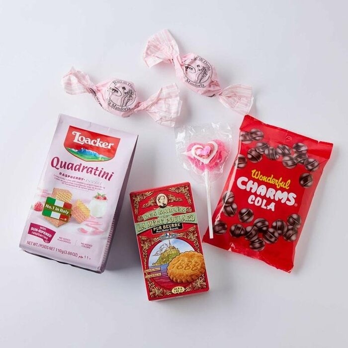 ブランドがセレクトした美味しいお菓子が詰め合わせられています