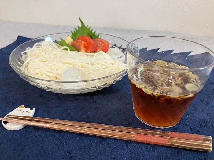 そうめんとつゆが入ったグラス