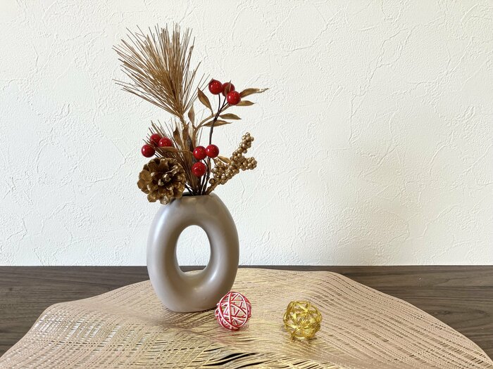 植物モチーフのお正月飾りを花瓶に入れてみました