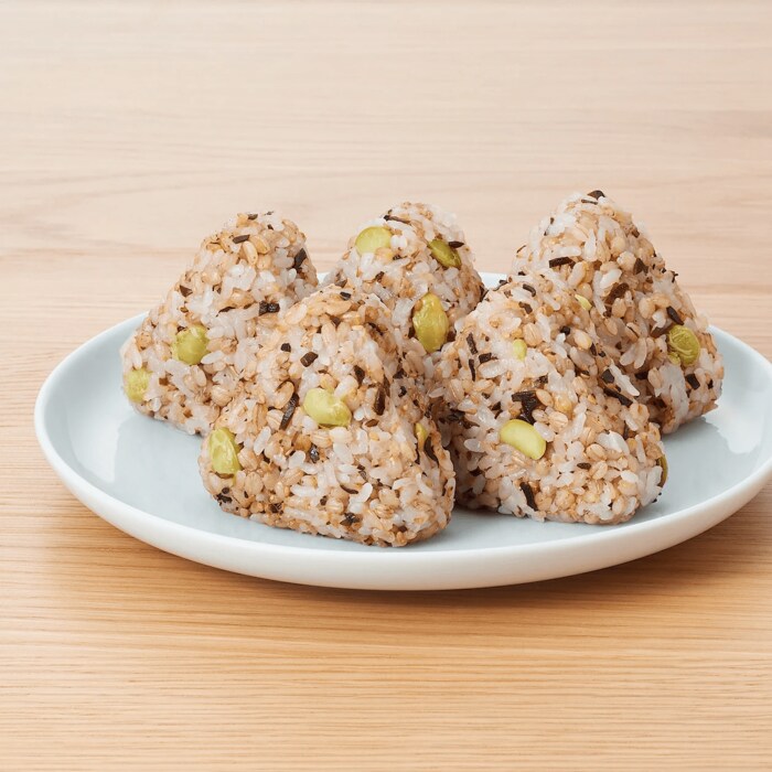 もち麦ご飯の枝豆塩昆布おにぎり