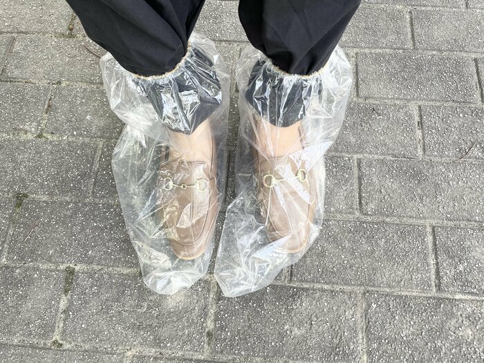 パンプスに靴カバーをつける様子